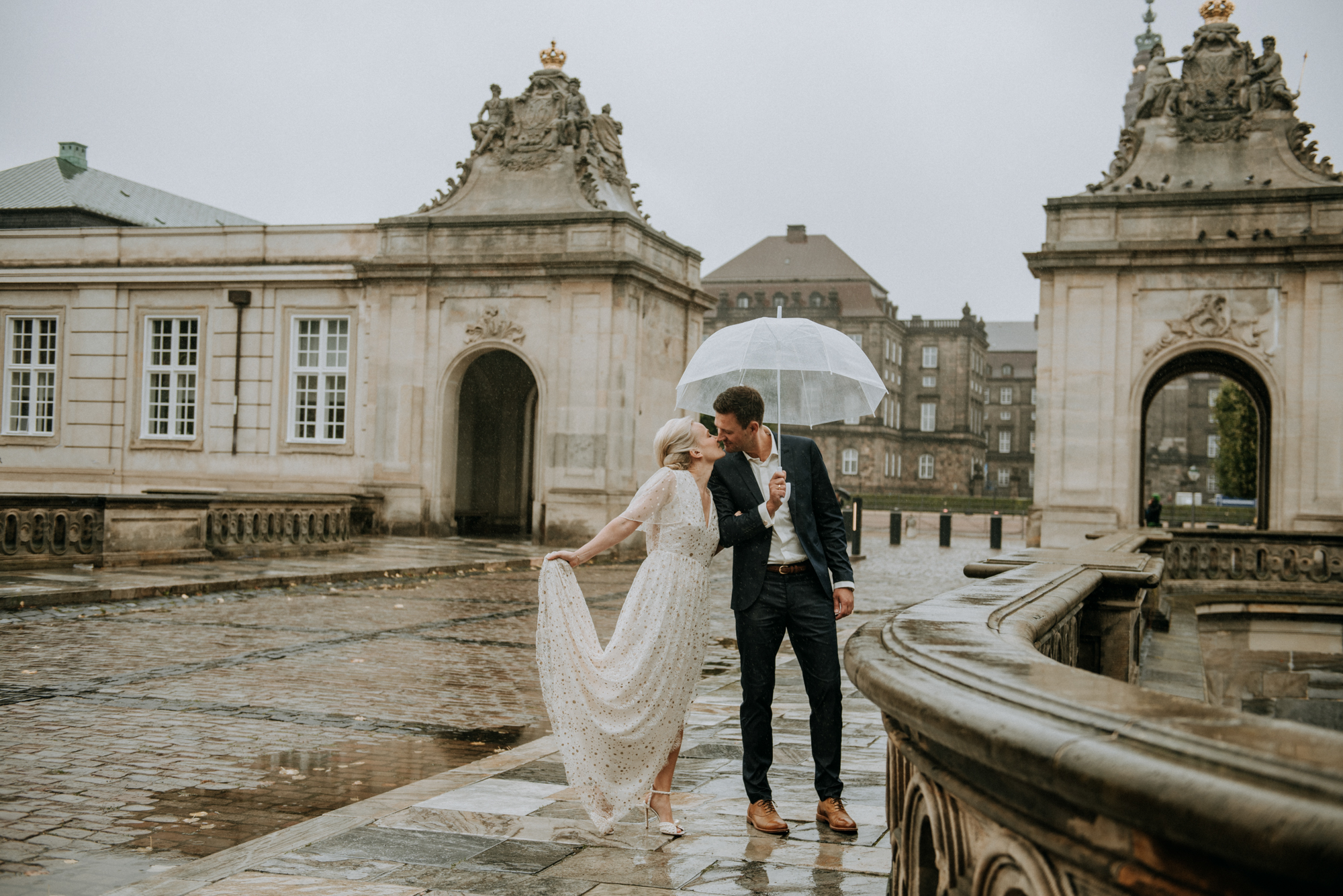 wedding photoshoot by the castle in Copenhagen
